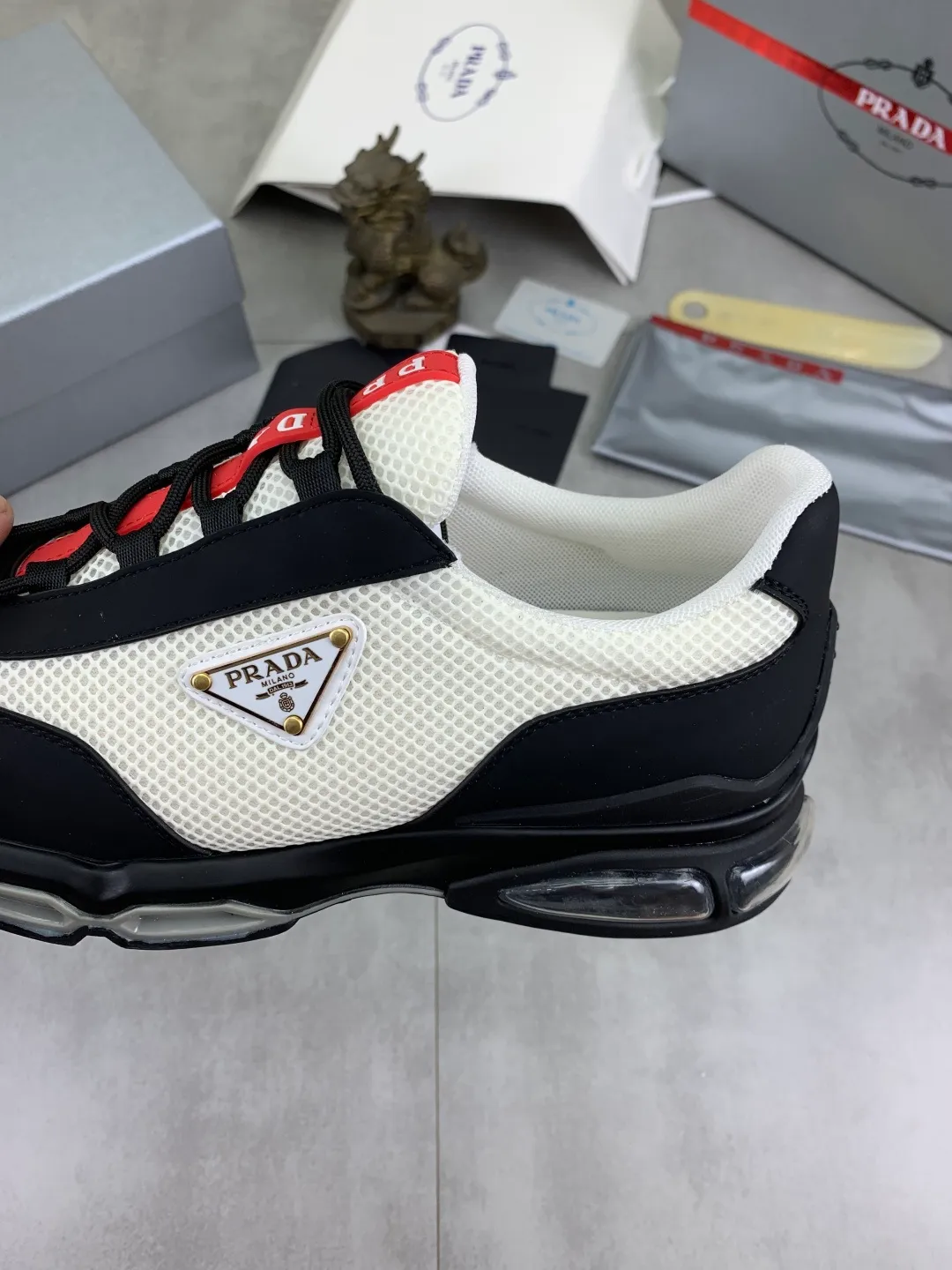 Men's men's shoes 💰P660 💰[New model] The top version is now available on the official website, 🆘 Air-cushion shock-absorbing thick-soled trendy brand (Prada) is the main popular model, avant-garde and versatile fashionable men's shoes, private version mold opening, cowhide surface splicing 1:1.. Simple fashion, original imported cowhide feet; the atmosphere and personality are more fashionable, eye-catching and pursuing class. It will subvert the old idea and be a must-have for fashion trendsetters with you! Must keep it for yourself ! Tall and comfortable, large and low, high-end quality workmanship. Code number: 38-45; 4 colors available.